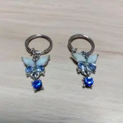 蝶デザインの青と白のイヤリング