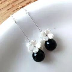 フラワーモチーフ×アクリルブラックピアスイヤリング　ハンドメイド