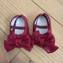 赤いリボン付きベビーシューズ