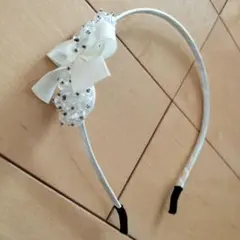 ホワイトビーズリボンカチューシャ