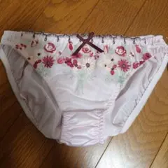 赤と薄ピンクの花柄刺繍のショーツ
