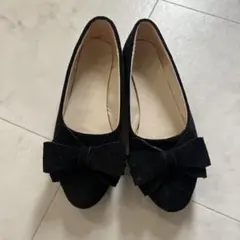ブラックリボン付きフラットシューズ