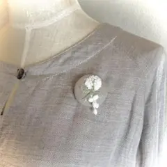 ミナペルホネンハンドメイド“skip”お花のブローチ。ナチュラルな白。