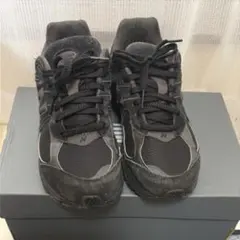 New Balance 2002R "Triple Black"のサムネイル