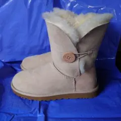 UGG Australia ムートンブーツ ベージュ ボタン　アグーのサムネイル