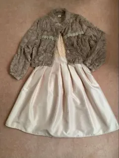 ペールピンクのワンピースとファーコートセット