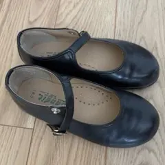 ストラップ付きブラックバレエシューズ