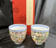 中国　景徳鎮　粉彩　花草昆虫文　酒杯　三客　F　R4790 中国 景徳鎮 粉彩 花草昆虫文 酒杯 三客 F R4790