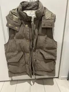 フード付きベージュキルティングダウンベスト