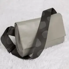 ear PAPILLONNER ワイドテープショルダーバッグ グレーのサムネイル