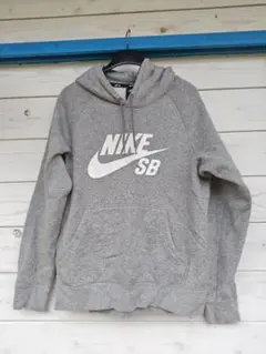 NIKE SBのプルオーバーパーカーです。サイズМ