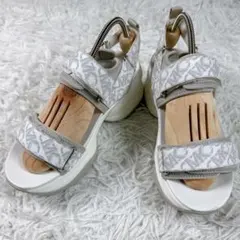 美品✨MICHAEL KORS マベリックサンダル 厚底 7.5M ホワイト系のサムネイル