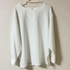 長袖ブラウス　刺繍　ホワイト　11号のLサイズ　日本製　ポリエステル　飾りボタンのサムネイル