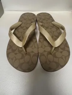 COACH シグネチャー ビーチサンダル ゴールドのサムネイル