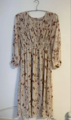 natural couture ワンピース　ピンタックプリーツお上品　花柄