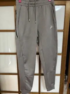 美品　Nike グレー ジョガーパンツ