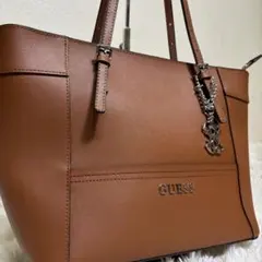 新品未使用✨ゲス　舟形トート　PVC スエード　A4可　大容量　チャーム　ロゴ