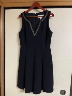 黒いノースリーブワンピース Vネック (Julie Brown)