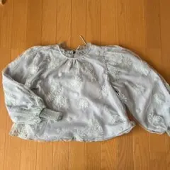 刺繍入りライトグレーシースルーブラウス