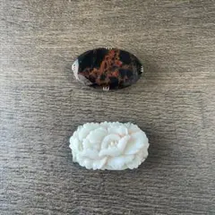 シックな帯留め 天然石風 ＋ 白いお花の帯留め（訳あり・おまけ）和装小物 レトロ