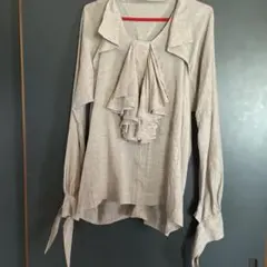 ベージュ　長袖トップスのサムネイル