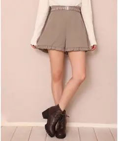ナイスクラップ  ベルト付き裾フリルショートパンツ　グレー