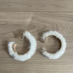 ホワイトフープイヤリング（ファー付き）