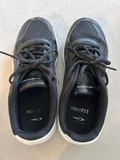 nextFIT ブラック スニーカー　24cmのサムネイル