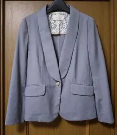 グレー テーラードジャケット 装飾ボタン付き 【anySiS】