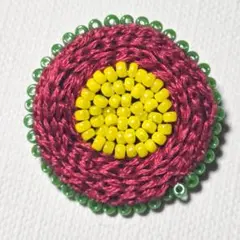 【ハンドメイド】ビーズ刺繍ブローチ（デイジー）