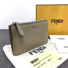 未使用品 FENDI フラグメントケース 8AP161 ベージュ 546のサムネイル