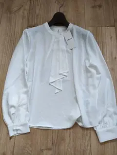 ボウタイ風ブラウス