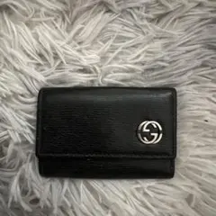 ブラックレザーキーケース シルバーのロゴ付き