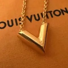 LOUIS VUITTON　エッセンシャルV LV ネックレス　ゴールドのサムネイル