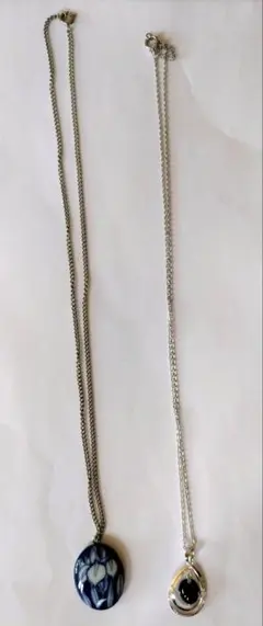 青い花模様とブラックストーンのネックレス2点セット