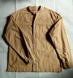 無印良品　ノーカラー長袖シャツ Ｍサイズ　黄土色　綿100%のサムネイル