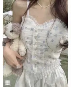 ILLIT アイリット BEB カップ付き小花柄レースフリルキャミソール