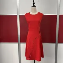 赤いノースリーブフレアワンピース