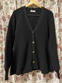 シルバー　ハートボタン　長袖　ニットカーディガン　ブラック　フレアー　ペプラム