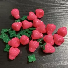 ピンクイチゴのデコレーションパーツ 17個