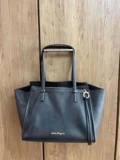 Salvatore Ferragamo フェラガモ　エイミー