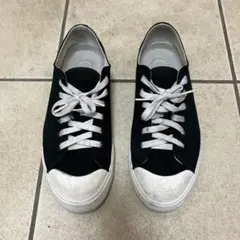 黒いキャンバススニーカー ローカット