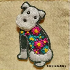 白毛エアデールテリアの刺繍ブローチ お洋服は青とピンクの小花柄