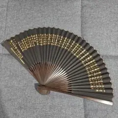 黒い木製扇子 金色の文字入り