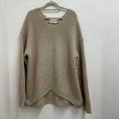 【OWN 】オウン　ベージュ Vネックニットのサムネイル