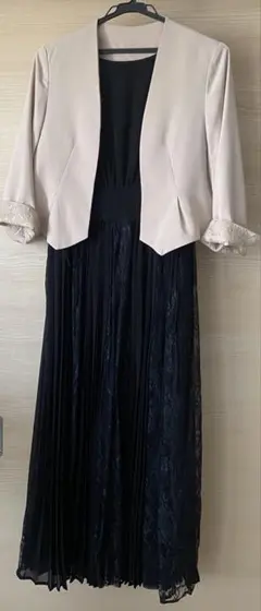 ベージュジャケットと黒レースドレスセット