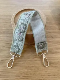 インド刺繍スマホハンドストラップ　グリーン