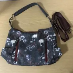 スカルと花プリントの中型バッグ