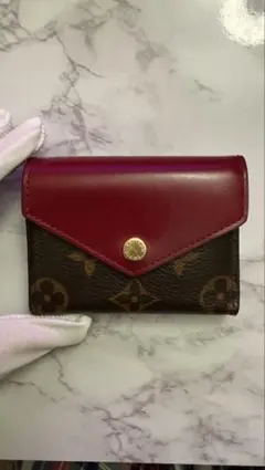 三つ折り財布 黒と赤のレザー