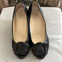 リボン付き黒オープントゥパンプス 24cm